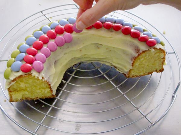 Receta infantil de pastel arco iris paso 10