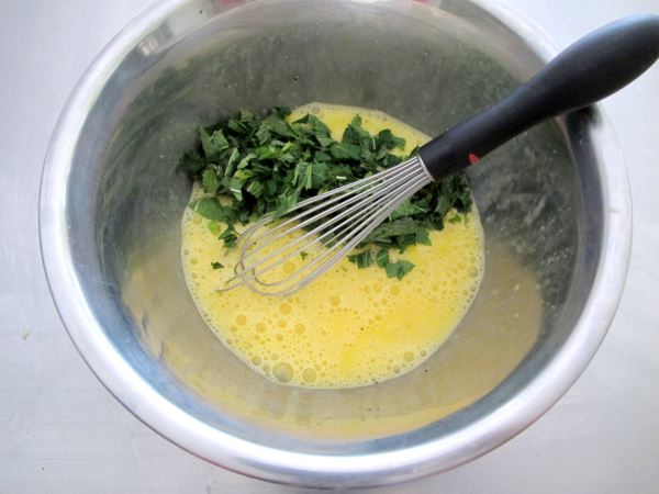 Receta infantil de pastel de calabacín y queso feta paso 4