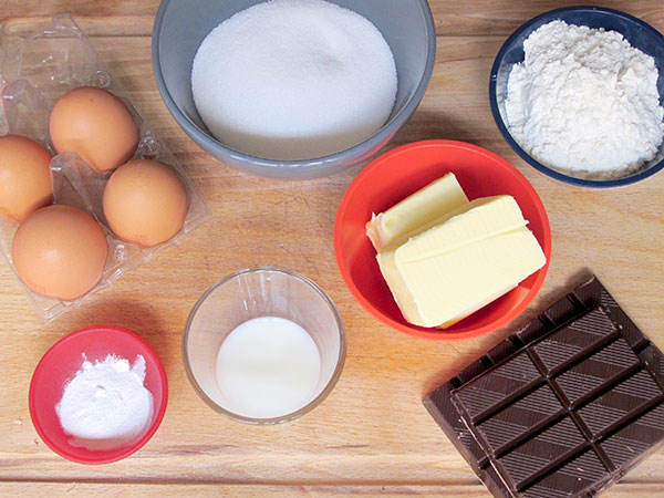 Receta infantil de pastel de chocolate casero paso 1