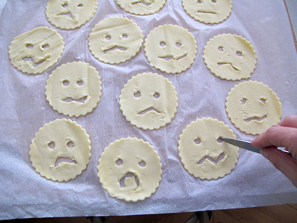 Receta infantil de pastelitos miedosos para Halloween paso 7