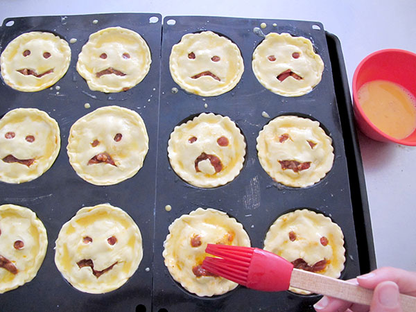 Receta infantil de pastelitos miedosos para Halloween paso 9