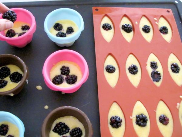 Receta infantli de pastelitos rellenos de moras y limón paso 7