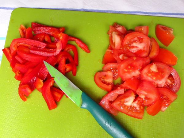 Receta infantil de pavo salteado con tomate paso 4