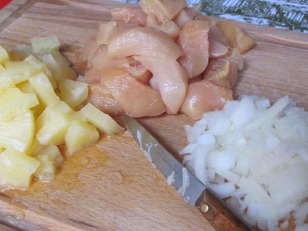 Receta infantil de pollo con piña paso 2