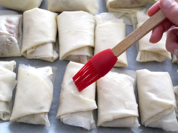 Receta infantil de rollitos de hojaldre rellenos de carne y champiñones paso 13