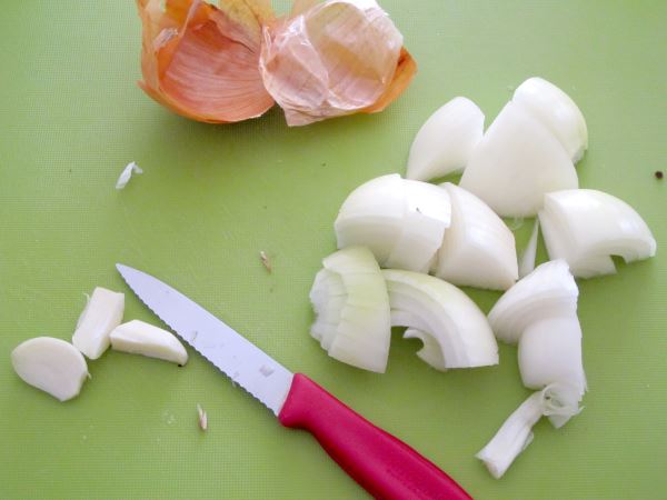 Receta infantil de rollitos de hojaldre rellenos de carne y champinones paso 3