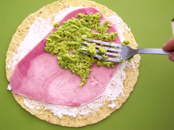 Receta infantil de rollitos de jamón y aguacate paso 5