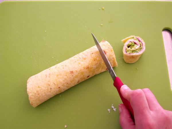 Receta infantil de rollitos de jamón y aguacate paso 7