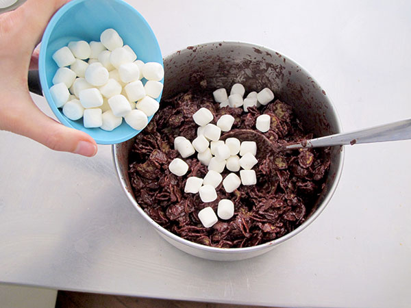 Receta infantil de rosas de arena del desierto de chocolate paso 6