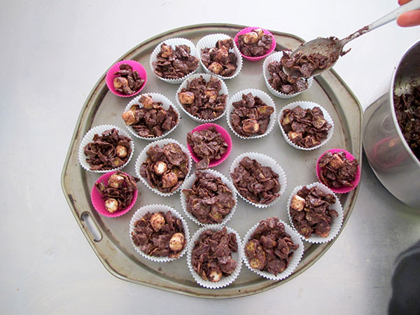 Receta infantil de rosas de arena del desierto de chocolate paso 7