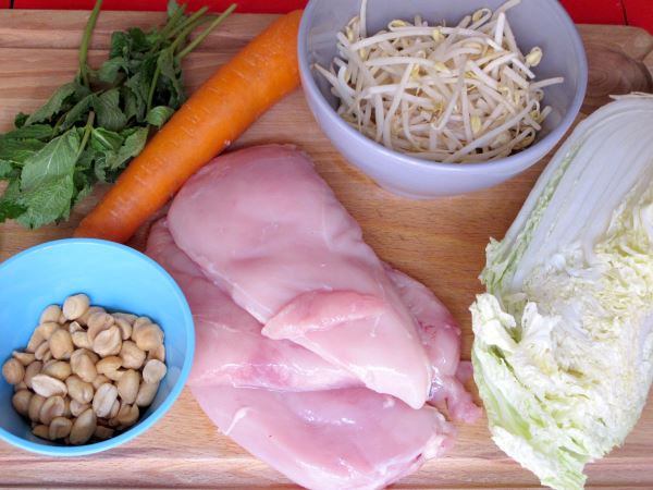 Receta infantil de ensalada de pollo asiática paso 1