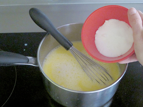 Receta infantil de tarta bretona de ciruelas pasas paso 5