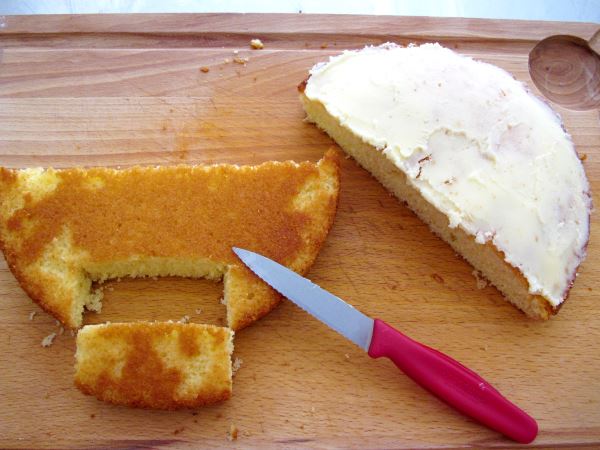 Receta infantil de tarta con forma de rayuela paso 10