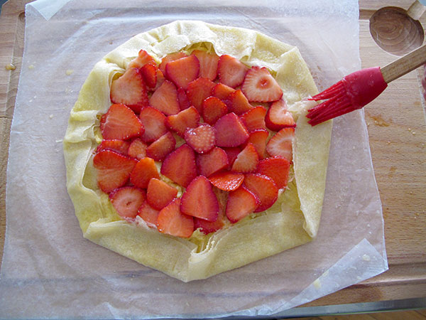 Receta infantil de tarta de fresas paso 10