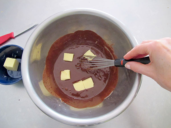 Receta infantil de tarta de peras y chocolate paso 5