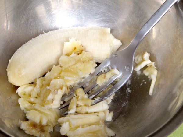 Receta infantil de tarta de plátano y caramelo paso 6