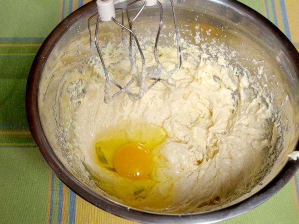 Receta infantil de tarta de plátano y caramelo paso 7