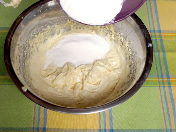 Receta infantil de tarta de plátano y caramelo paso 8