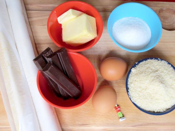 Receta infantil de tarta de Reyes de chocolate para Navidad paso 1