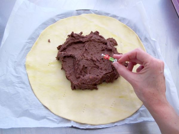 Receta infantil de tarta de Reyes de chocolate para Navidad paso 8