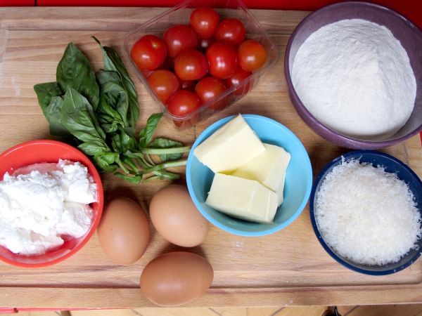 Receta infantil de tarta de tomates con queso ricotta paso 1