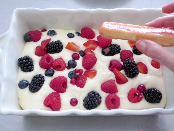 Receta infantil de tiramisu de frutos rojos paso 11