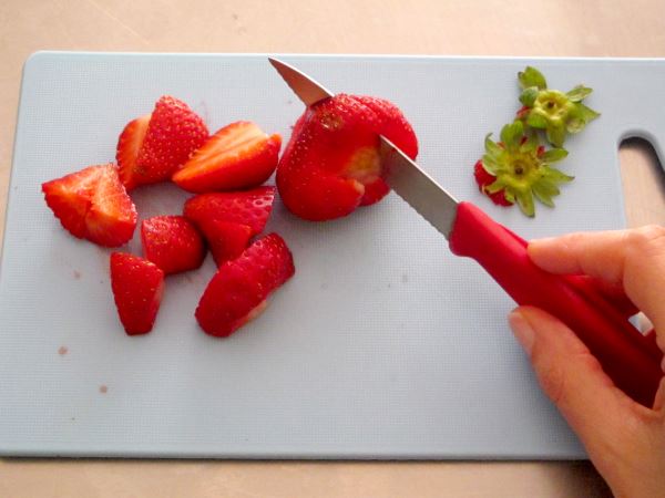 Receta infantil de tiramisu de frutos rojos paso 2