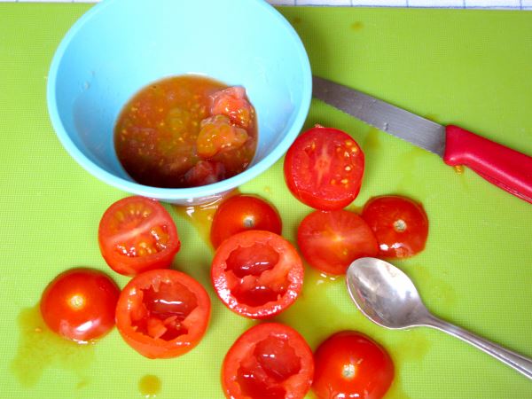 Receta infantil de tomates rellenos de atún paso 3