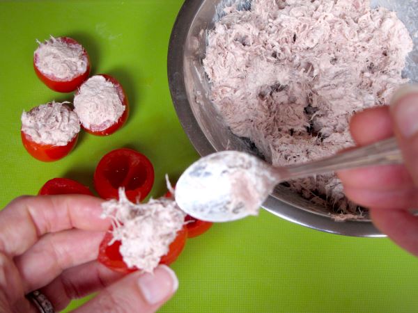 Receta infantil de tomates rellenos de atún paso 4