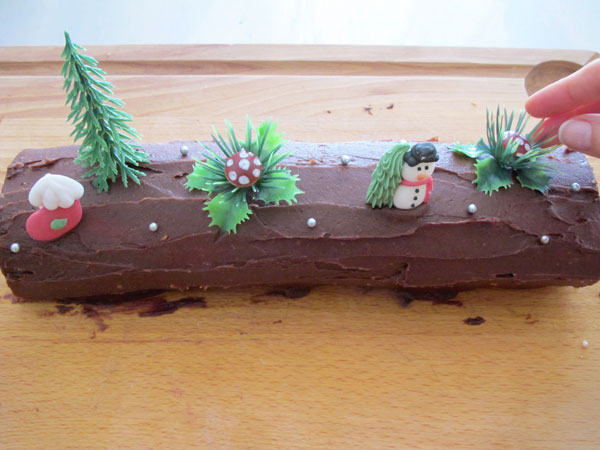 Receta infantil de tronco de Navidad de chocolate paso 14