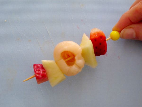 Receta de mini brochetas dulces paso 12