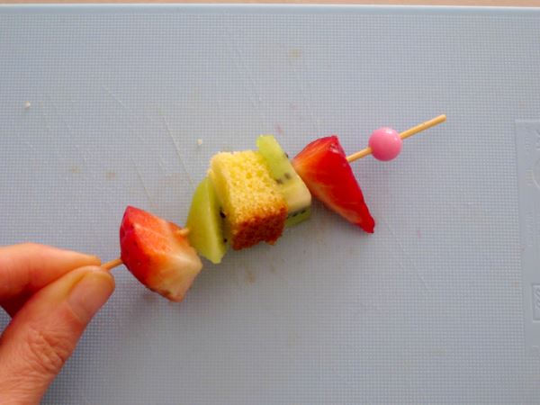 Receta de mini brochetas dulces paso 5