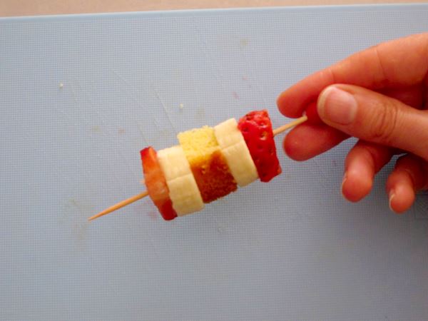 Receta de mini brochetas dulces paso 7