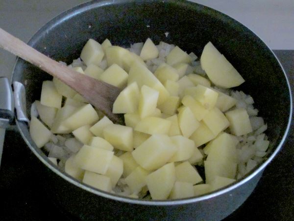 Receta sopa de panceta, patatas y maíz. Paso 6