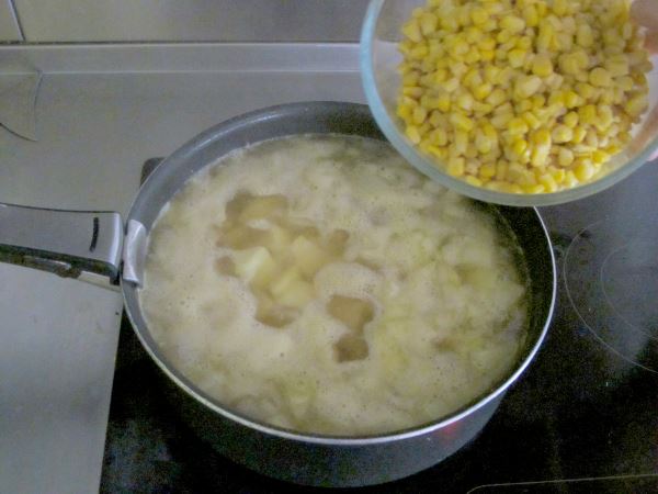 Receta sopa de panceta, patatas y maíz. Paso 7