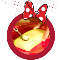 Receta de brocheta de frutas de Minnie Mouse. Paso 3