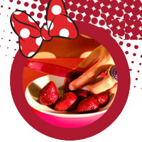 Receta de brocheta de frutas de Minnie Mouse. Paso 4