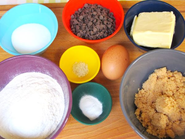 Receta infantil de cookies con pepitas de chocolate paso 1