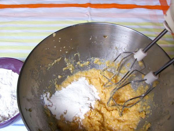 Receta infantil de cookies con pepitas de chocolate paso 4