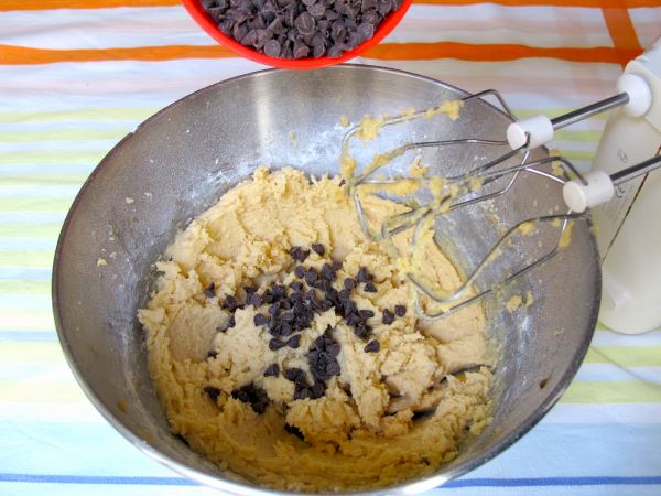 Receta infantil de cookies con pepitas de chocolate paso 5