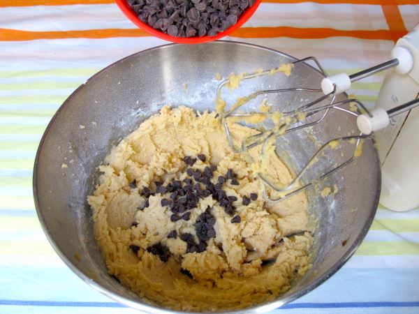 Receta infantil de cookies con pepitas de chocolate paso 5