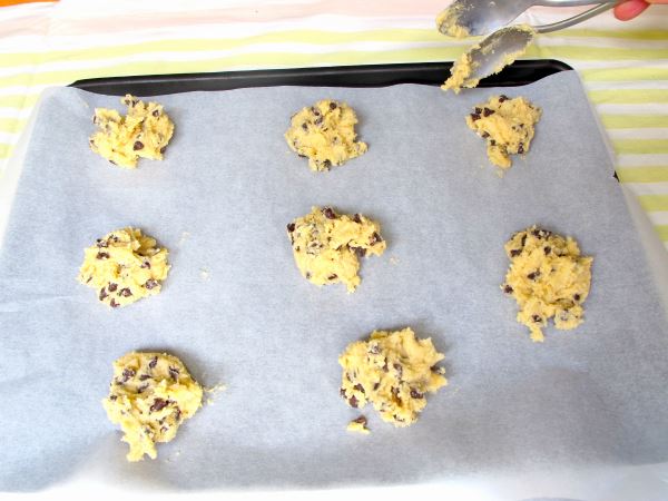 Receta infantil de cookies con pepitas de chocolate paso 6