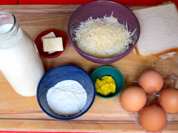 Receta infantil de huevos gratinados con queso paso 1