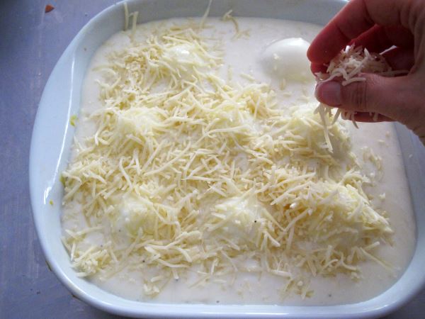 Receta infantil de huevos gratinados con queso paso 10