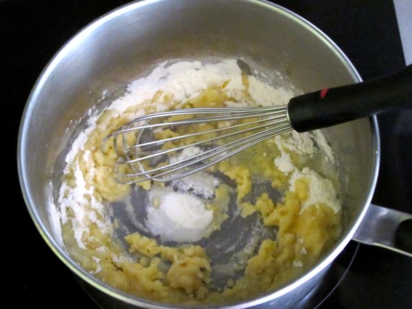 Receta infantil de huevos gratinados con queso paso 3