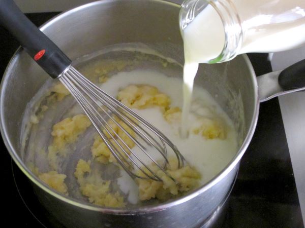 Receta infantil de huevos gratinados con queso paso 4