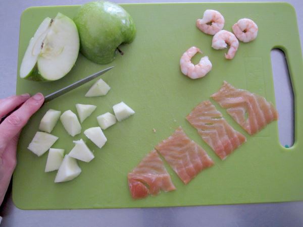 Receta infantil de mini brochetas saladas paso 12