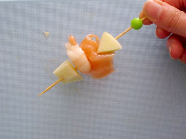 Receta infantil de mini brochetas saladas paso 13