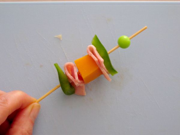 Receta infantil de mini brochetas saladas paso 17