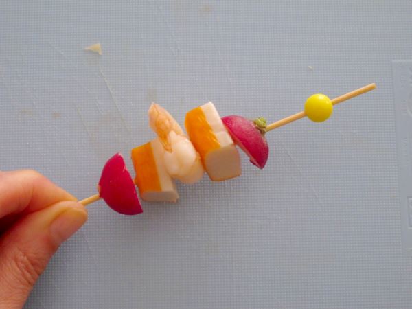 Receta infantil de mini brochetas saladas paso 19